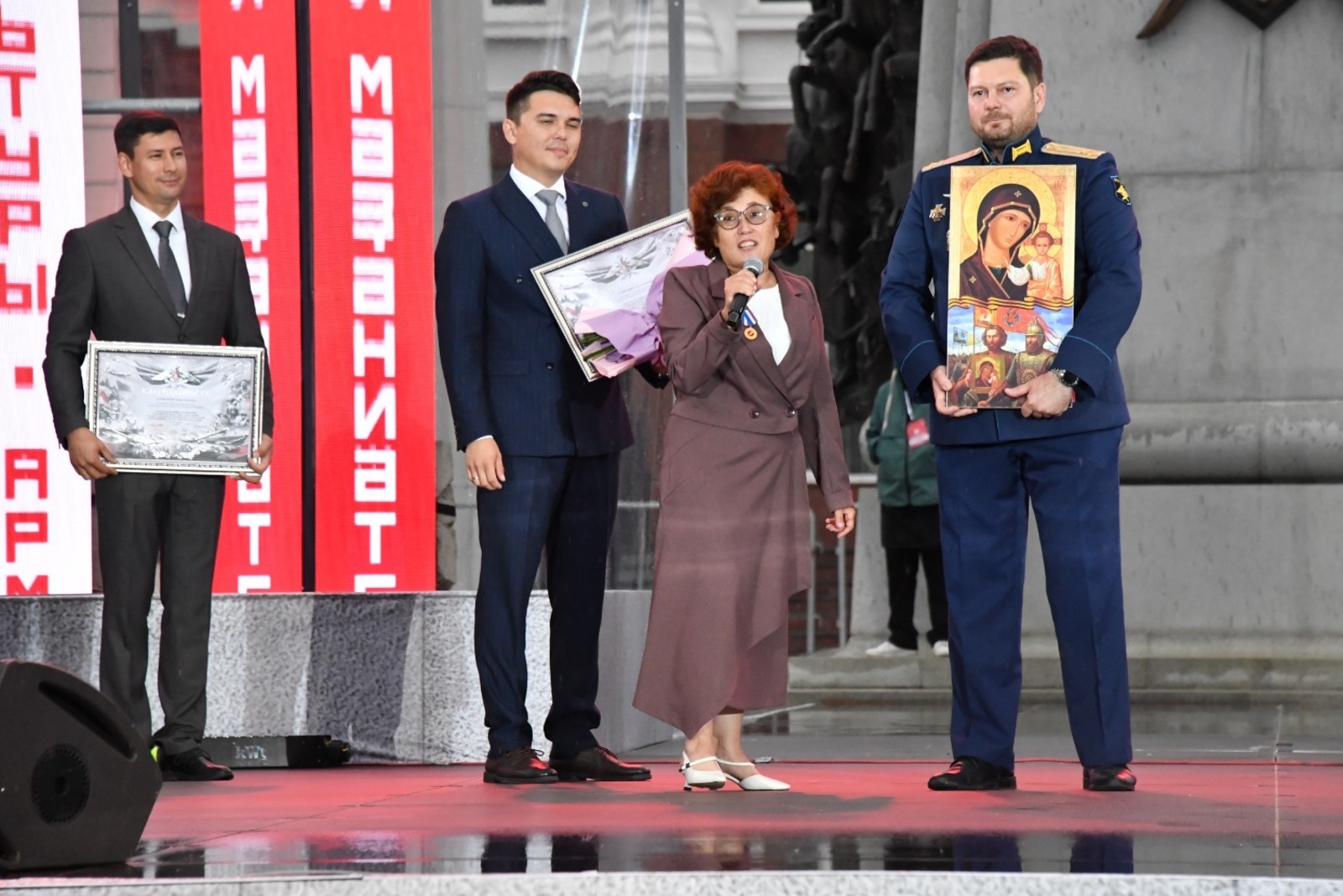 Гүзәл Хәмитова  Рәсәй Геройына Донбасс төтөнө һеңгән тәрене тапшырҙы