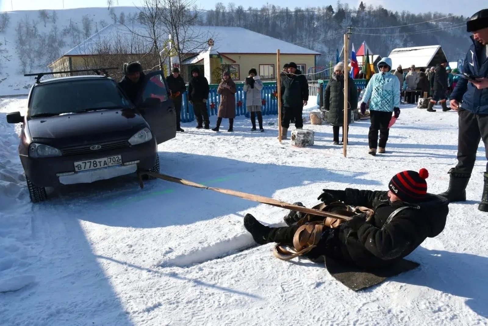 Ауыл батырҙары машина ла һөйрәне, бүрәнә лә күтәрҙе