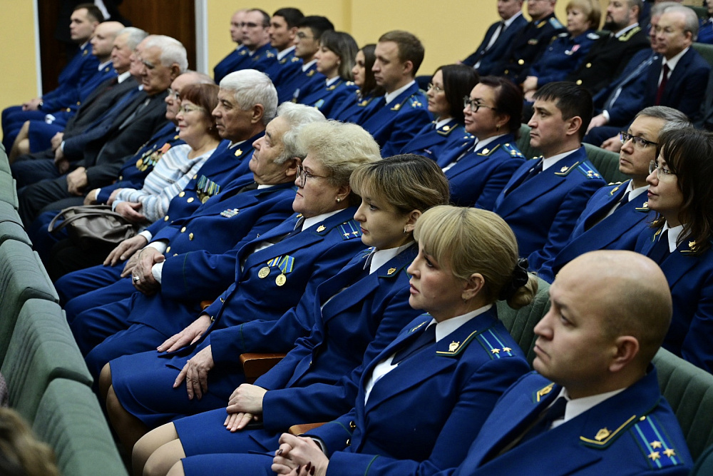 Радий Хәбиров прокуратура хеҙмәткәрҙәрен һөнәри байрамдары менән ҡотланы