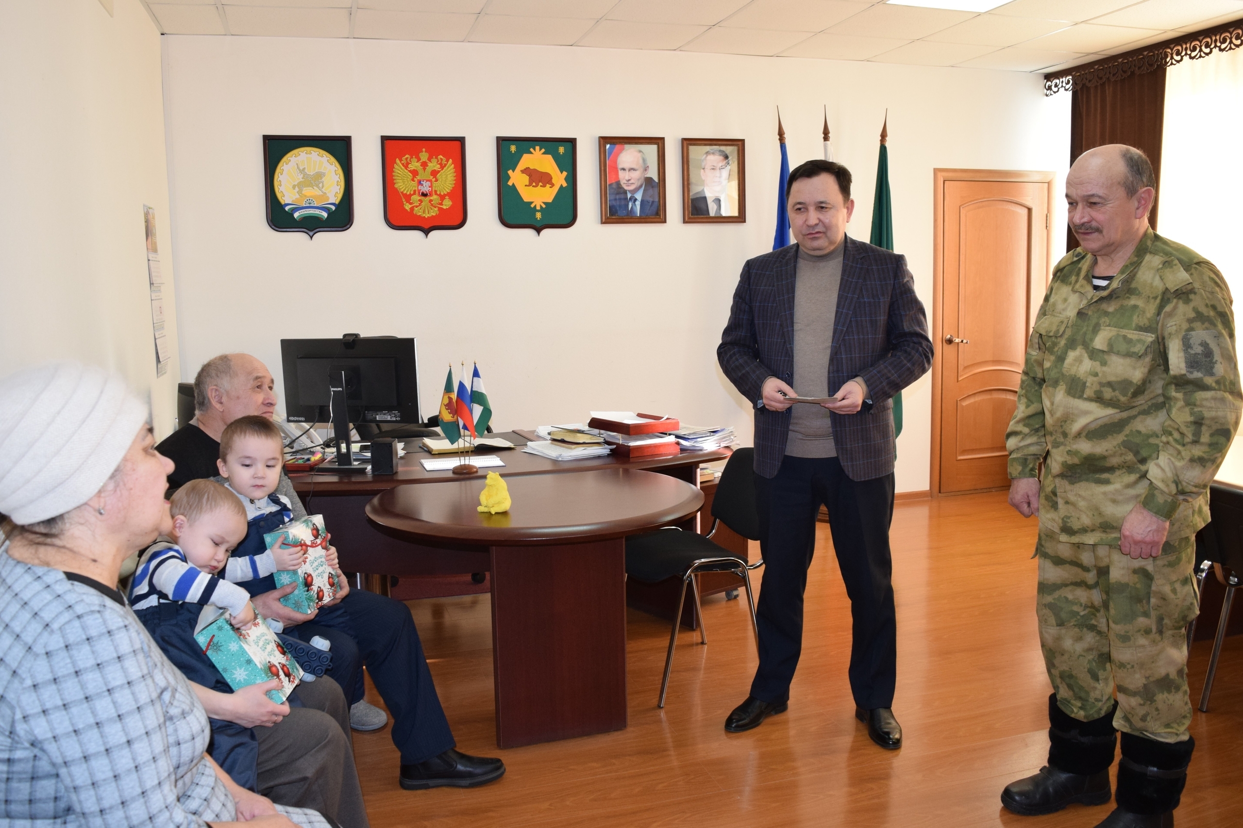 Һәләк булған яугирҙең ғаиләһе МХО-ға автомобиль тапшырҙы