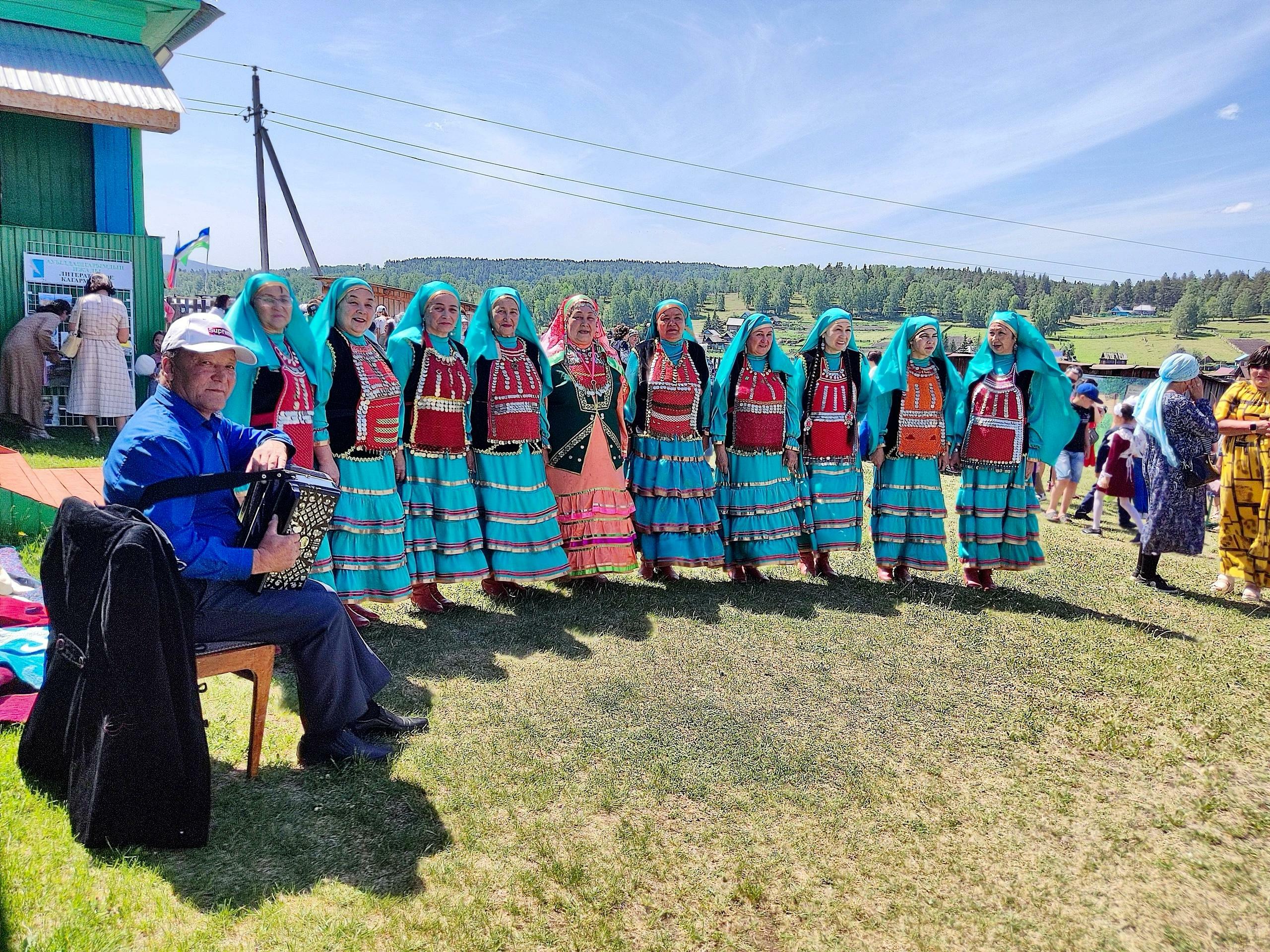 Ул теккән күлдәктәрҙе Мәскәү, Питер ҡыҙҙары кейә