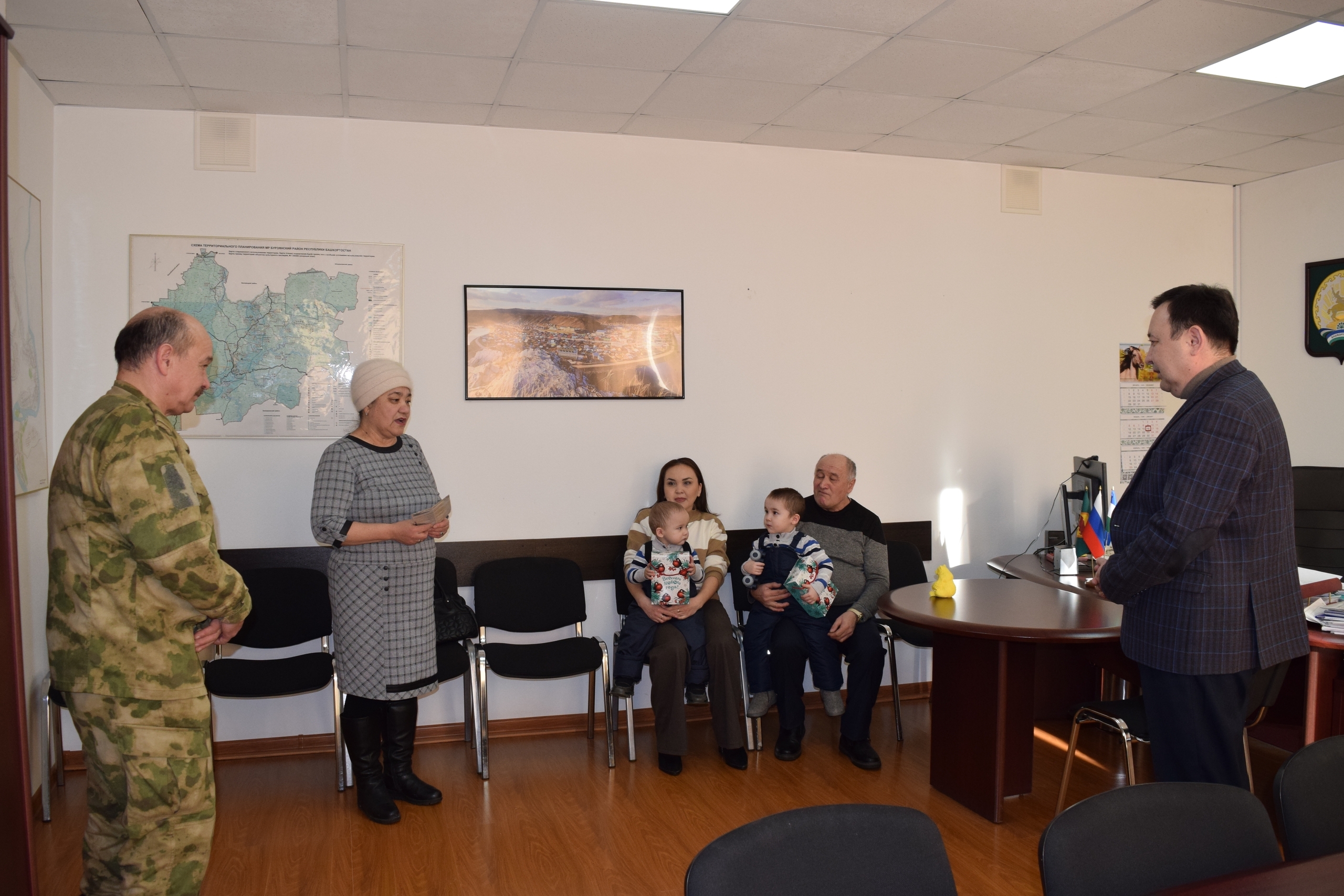 Һәләк булған яугирҙең ғаиләһе МХО-ға автомобиль тапшырҙы