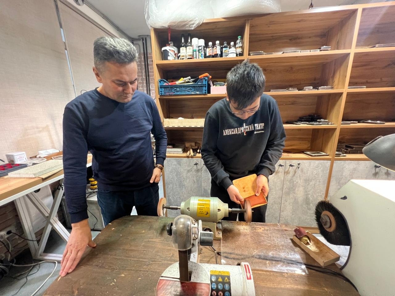 Атайҙар менән улдар әсәйҙәргә бүләк әҙерләне