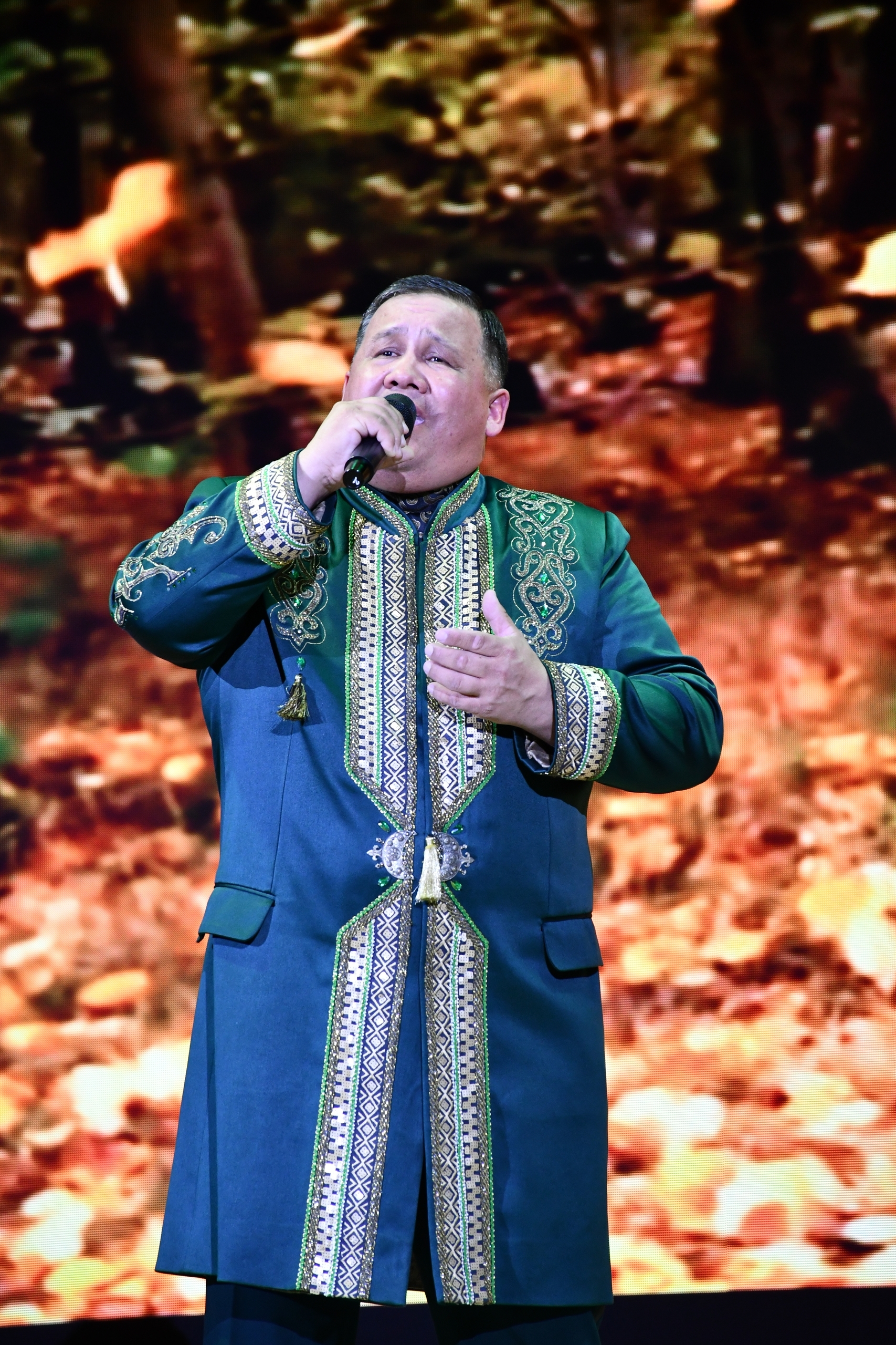 Раян Алтыншинға кем тай бүләк итте?