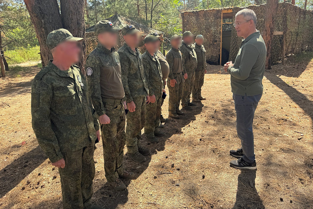 Радий Хәбиров Донбасста «Башҡортостан» полкы яугирҙәре менән осрашты