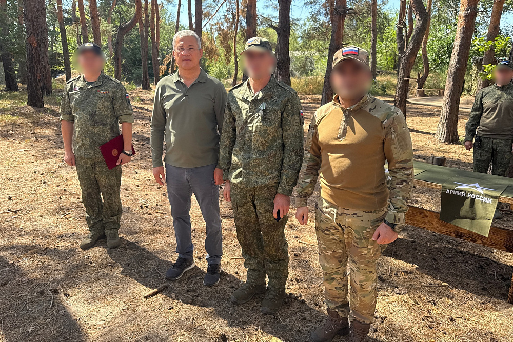 Радий Хәбиров Донбасста «Башҡортостан» полкы яугирҙәре менән осрашты