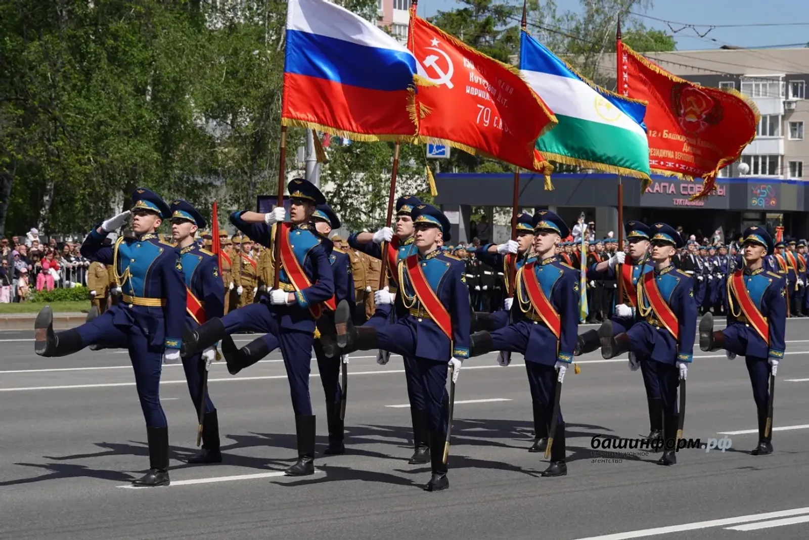 Өфөлә үткән Еңеү парадында ҡатнашыусылар тәбрикләнде