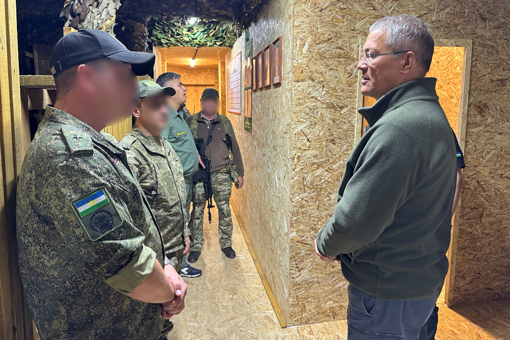 Радий Хәбиров Донбасста «Башҡортостан» полкы яугирҙәре менән осрашты