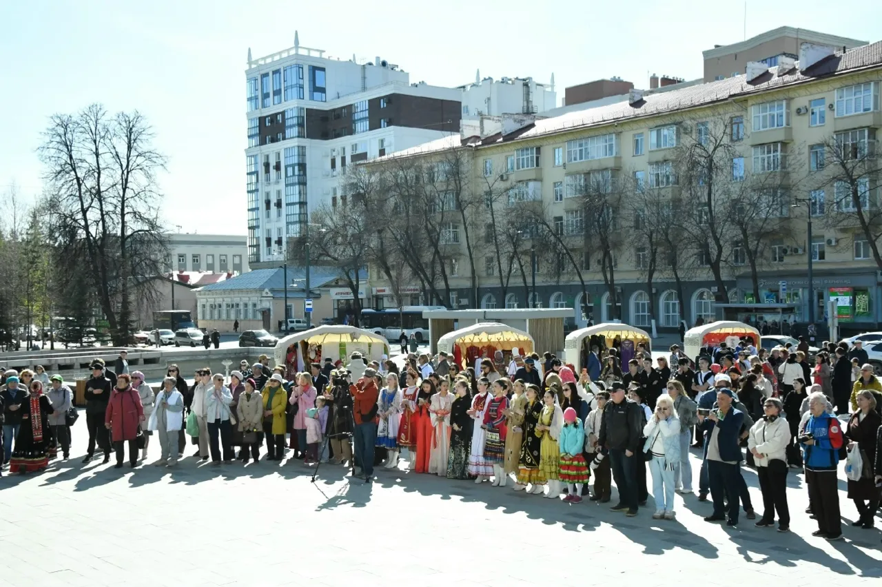 Күп милләт вәкилдәрен бергә тупланы