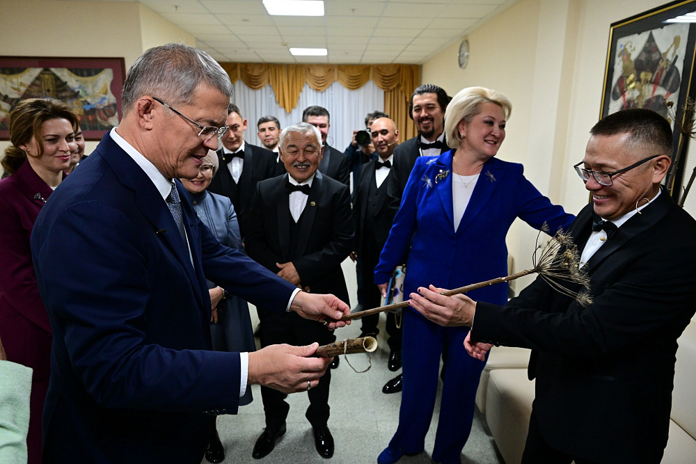 "Ҡурай көнө"ндә Радий Хәбиров Дәүләт ҡурайсылар ансамбленең концертында булды