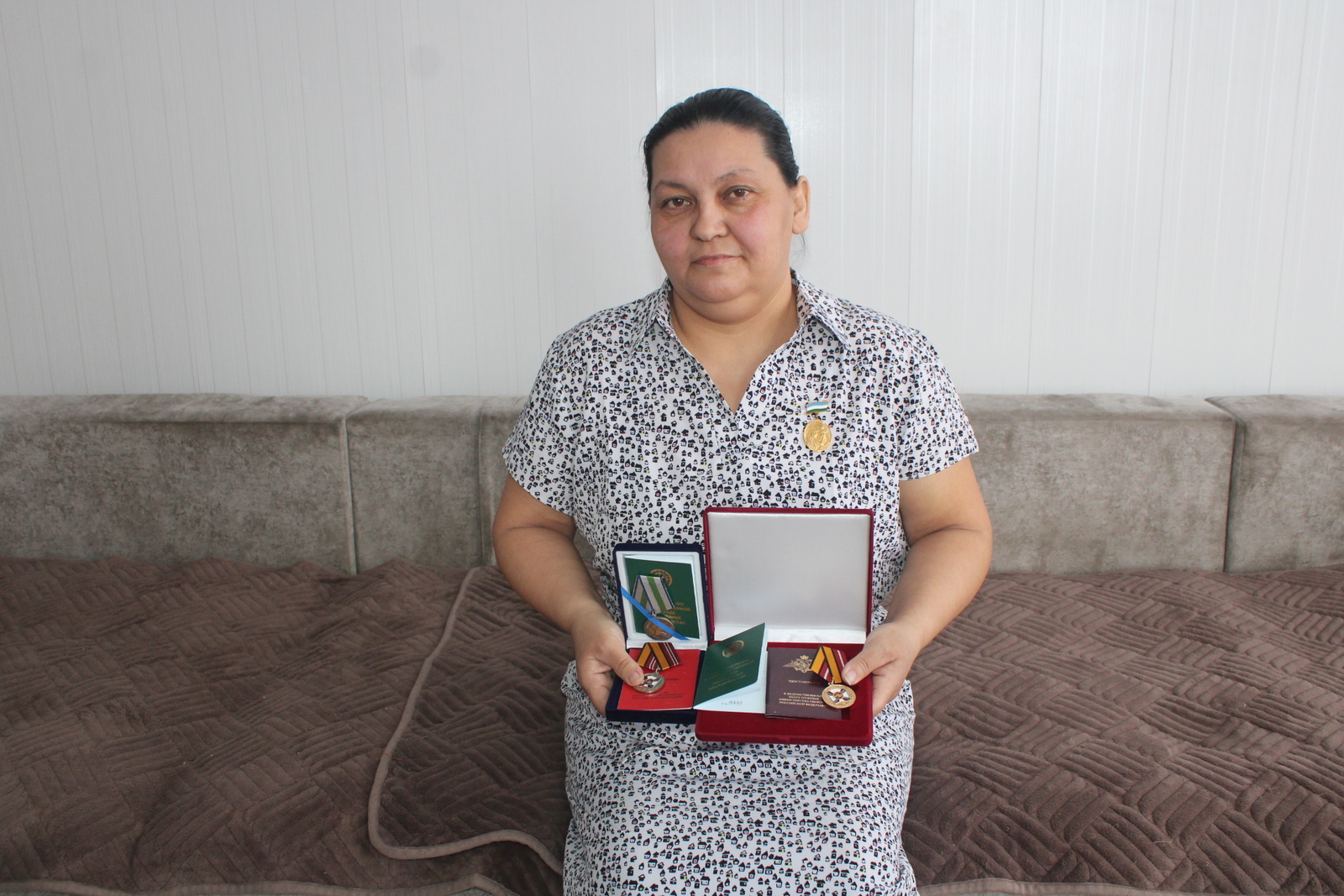 Ире һәм улы менән ғорурлана Лилиә ханым