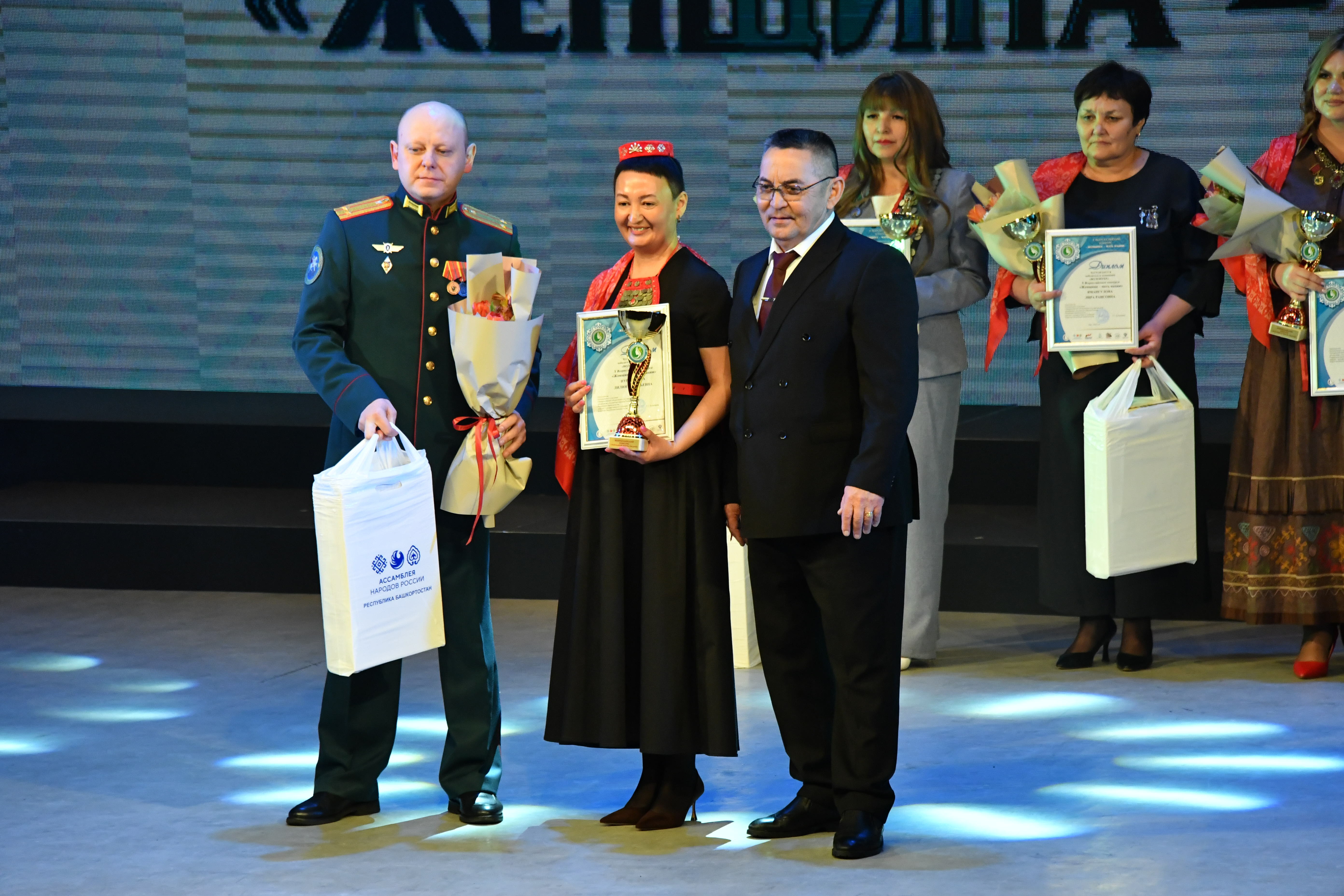 Иң әүҙем, уңған ҡатын-ҡыҙҙарҙы бүләкләнеләр