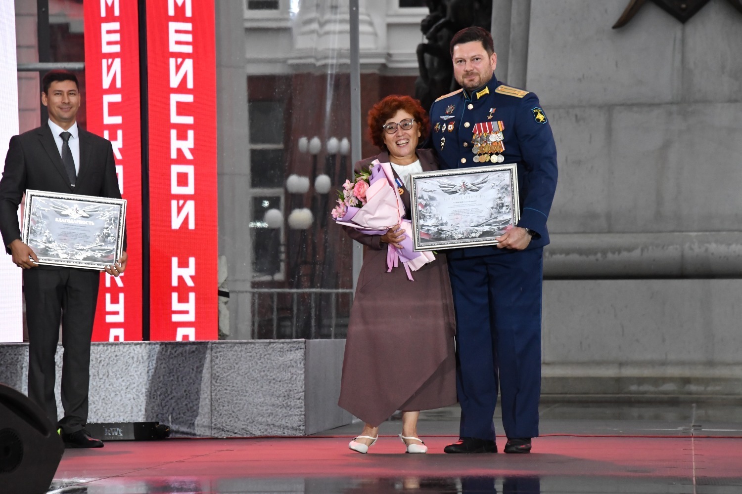 Гүзәл Хәмитова  Рәсәй Геройына Донбасс төтөнө һеңгән тәрене тапшырҙы