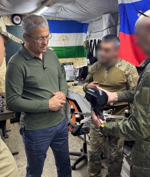 Радий Хәбиров Донбасста «Башҡортостан» полкы яугирҙәре менән осрашты