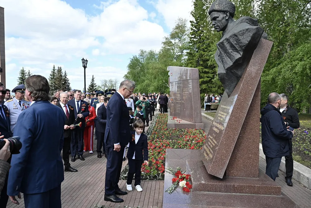 Радий Хәбиров Еңеү паркында Мәңгелек утҡа венок һалды