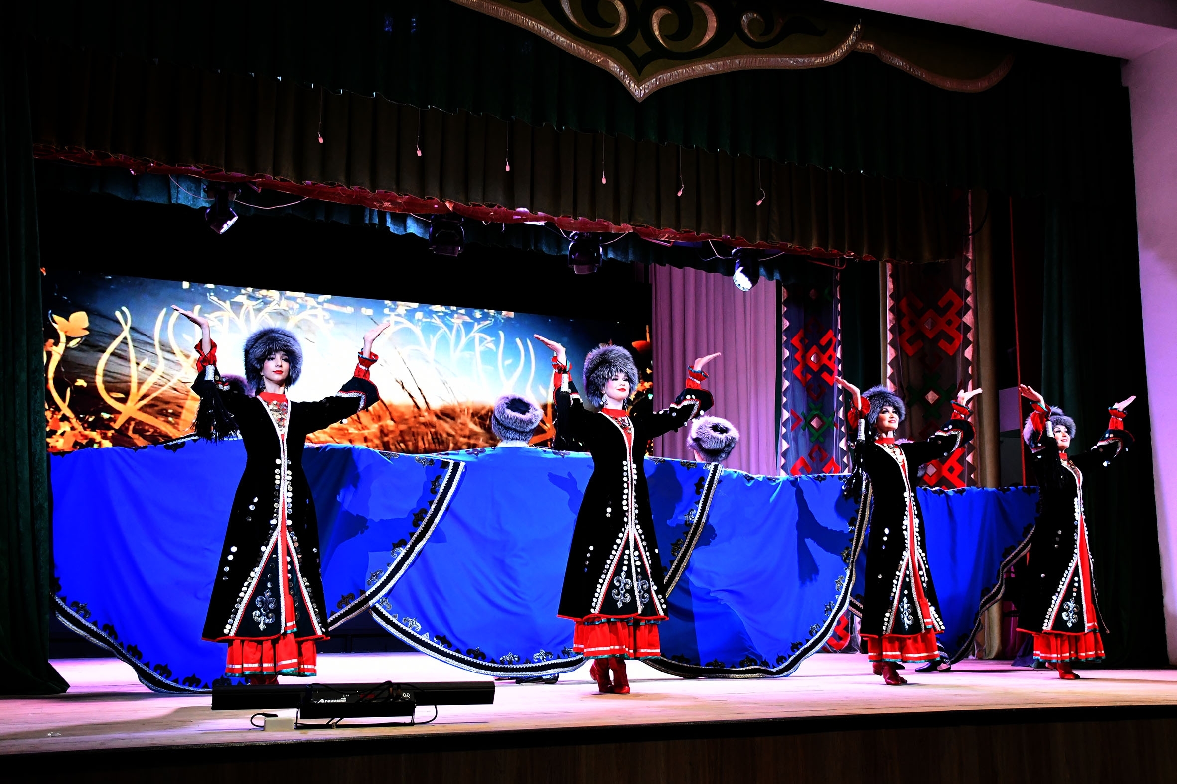 Раян Алтыншинға кем тай бүләк итте?