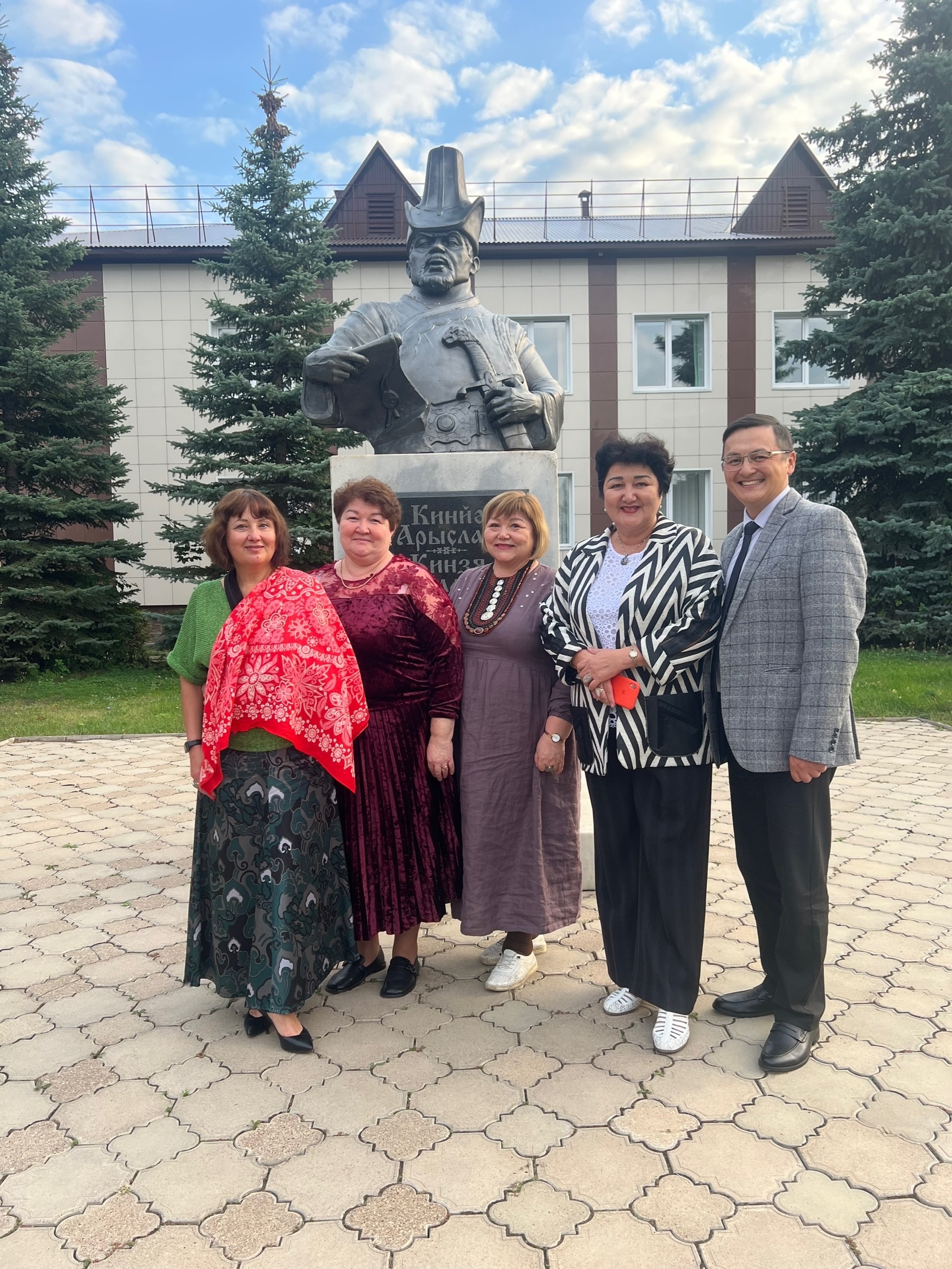 “Ҡояш апай” йыйҙы дуҫтарын