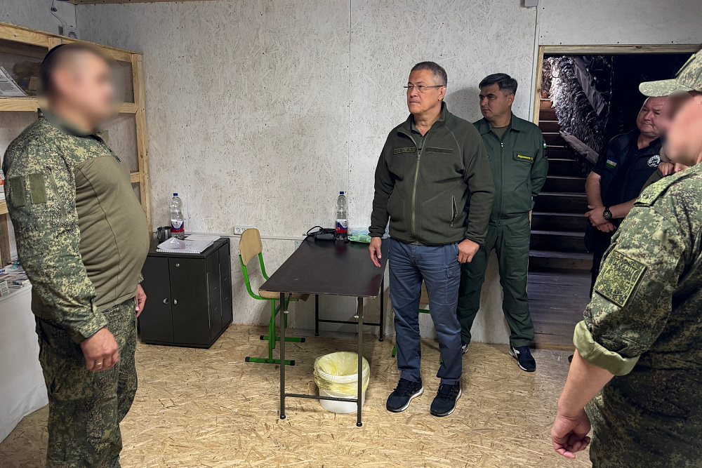 Радий Хәбиров Донбасста «Башҡортостан» полкы яугирҙәре менән осрашты