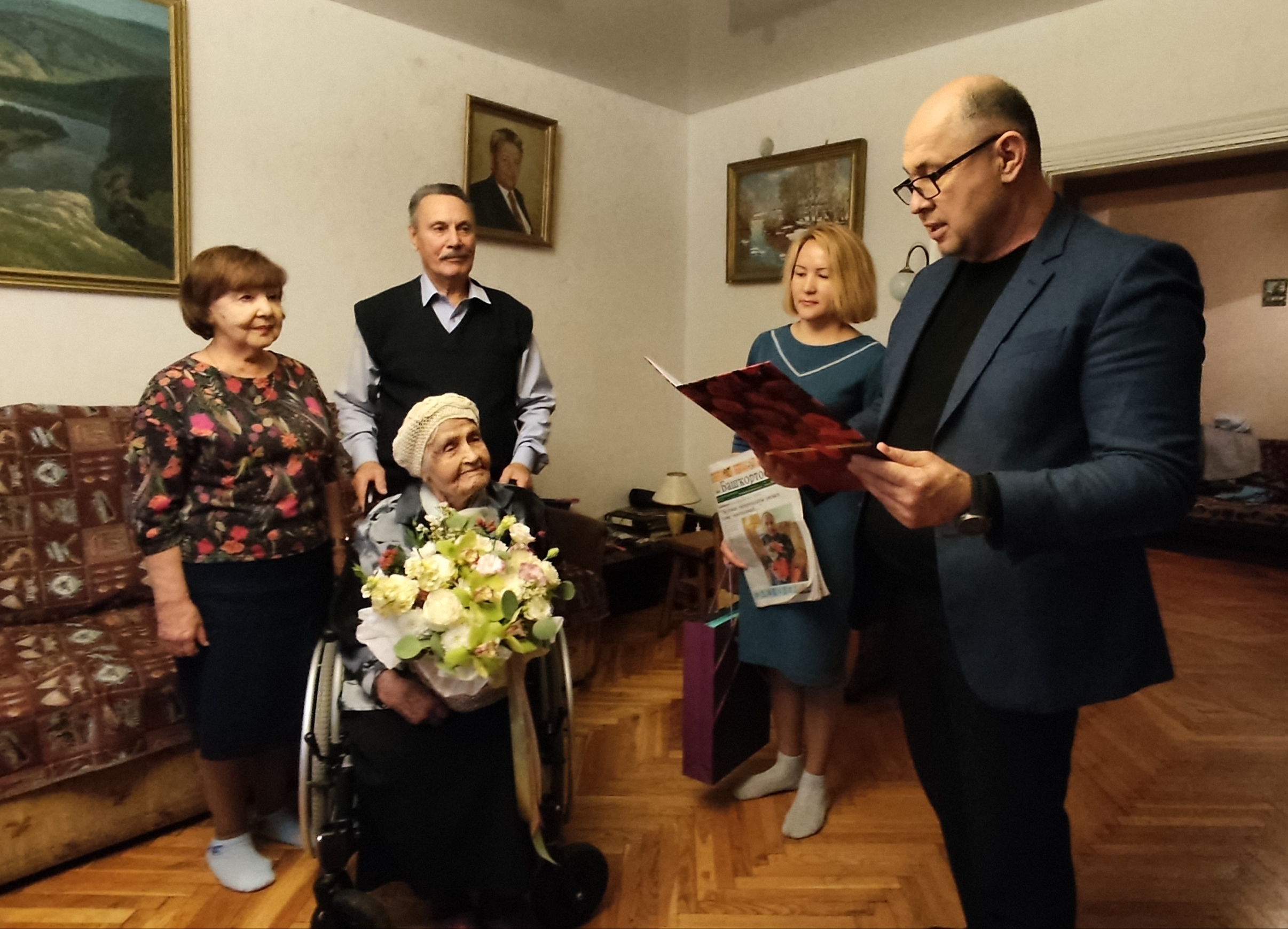 100 йәшлек хеҙмәткәребеҙҙе ҡотланыҡ