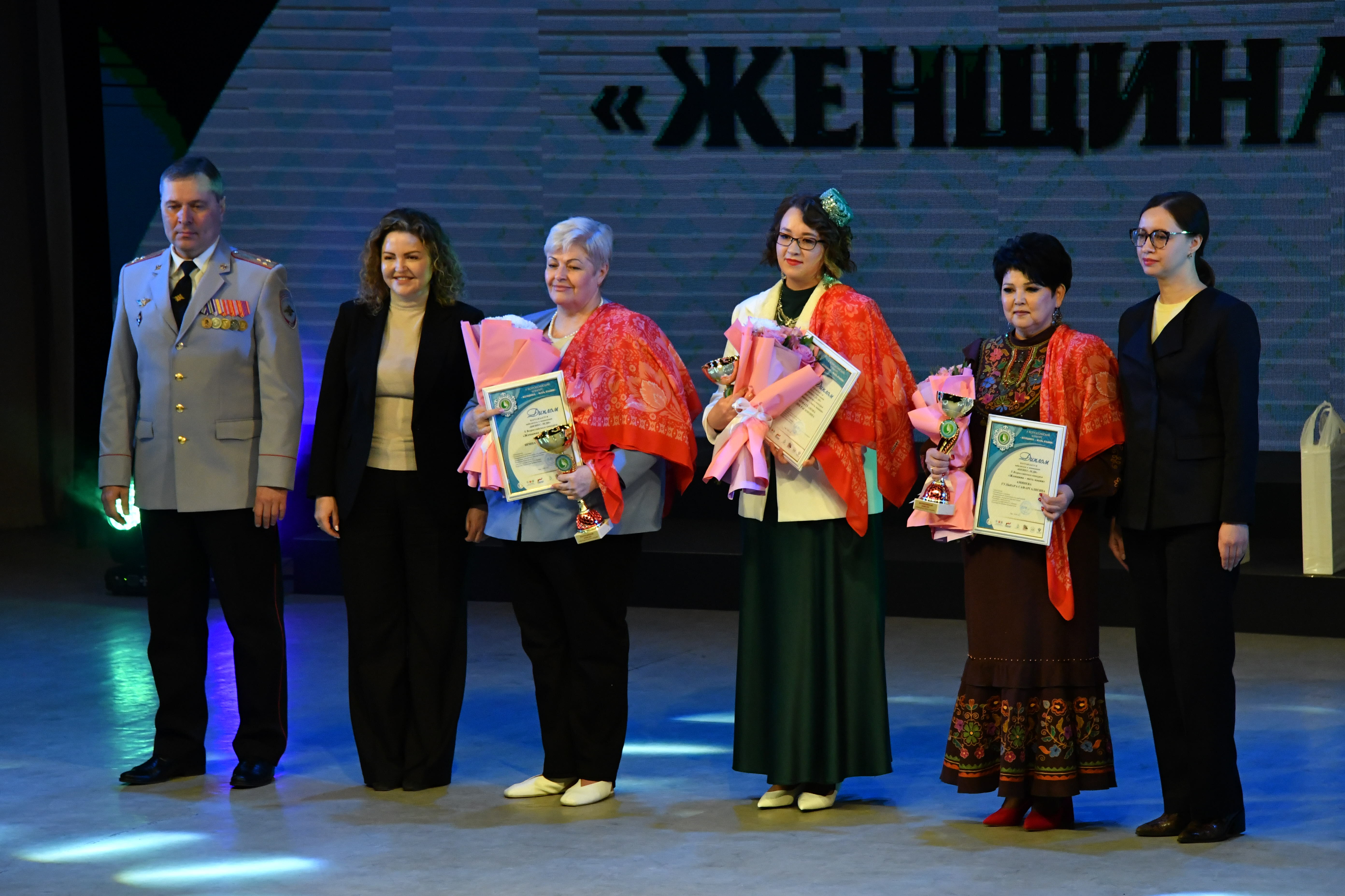 Иң әүҙем, уңған ҡатын-ҡыҙҙарҙы бүләкләнеләр