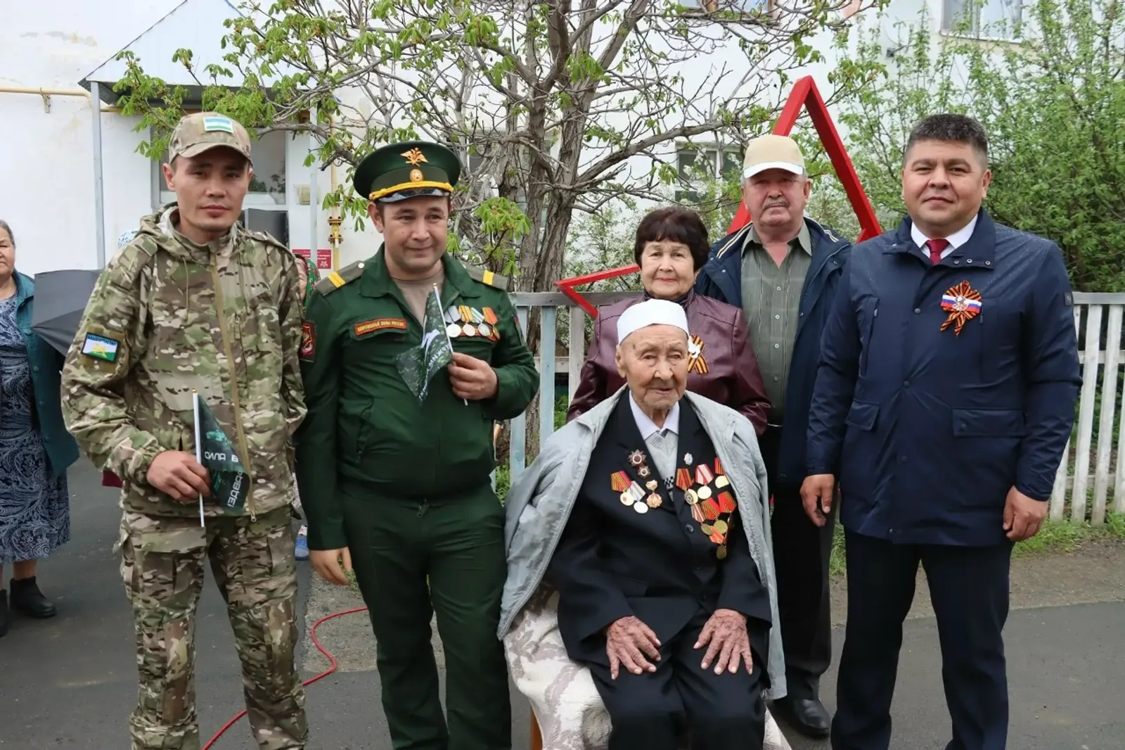 102 йәшлек Бөйөк Ватан һуғышы ветераны байрам парадын йорто алдында ҡараны