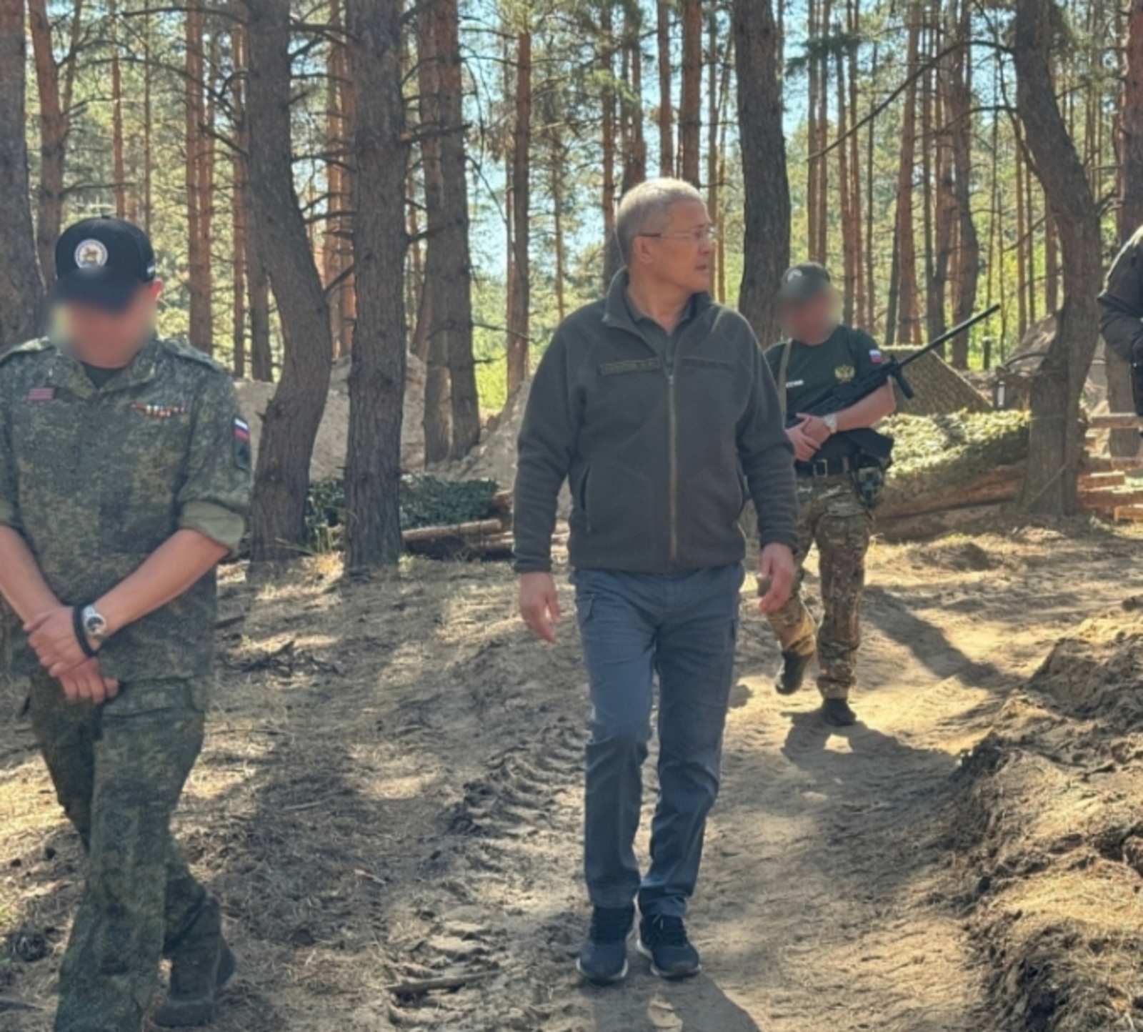 Радий Хәбиров Донбасста «Башҡортостан» полкы яугирҙәре менән осрашты