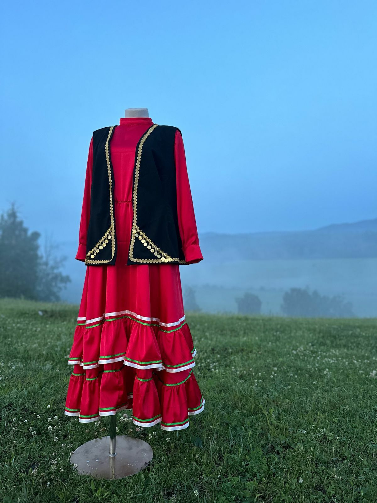 Ул теккән күлдәктәрҙе Мәскәү, Питер ҡыҙҙары кейә