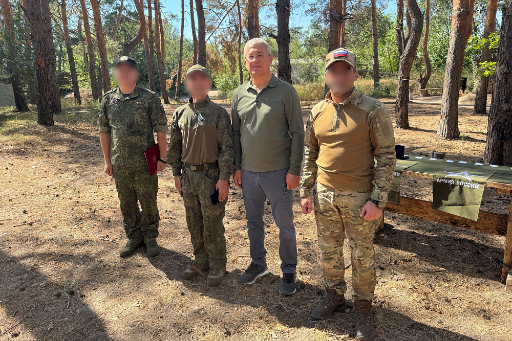 Радий Хәбиров Донбасста «Башҡортостан» полкы яугирҙәре менән осрашты