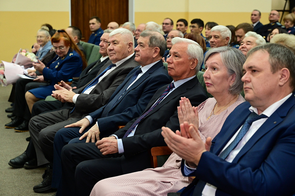 Радий Хәбиров прокуратура хеҙмәткәрҙәрен һөнәри байрамдары менән ҡотланы