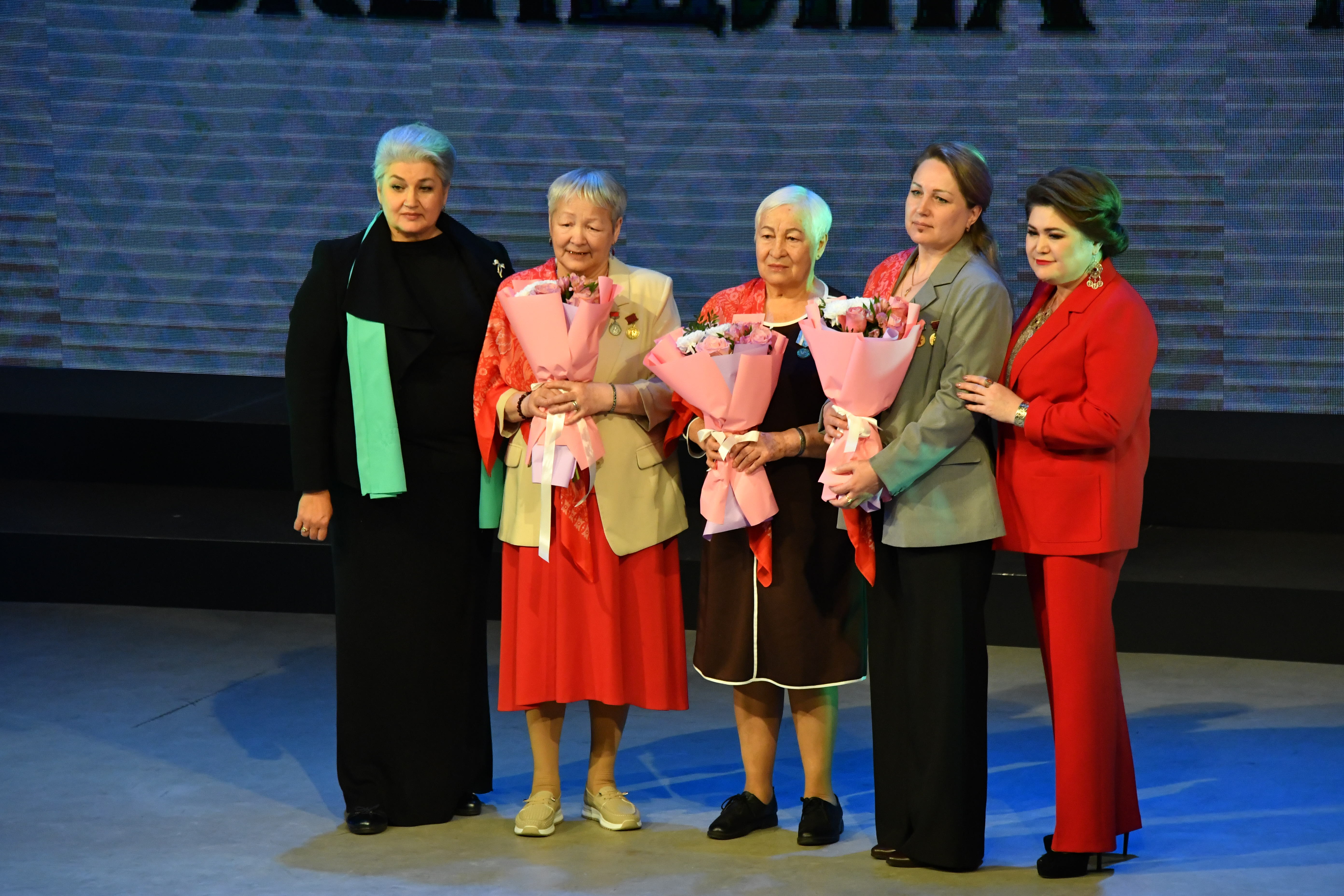 Иң әүҙем, уңған ҡатын-ҡыҙҙарҙы бүләкләнеләр