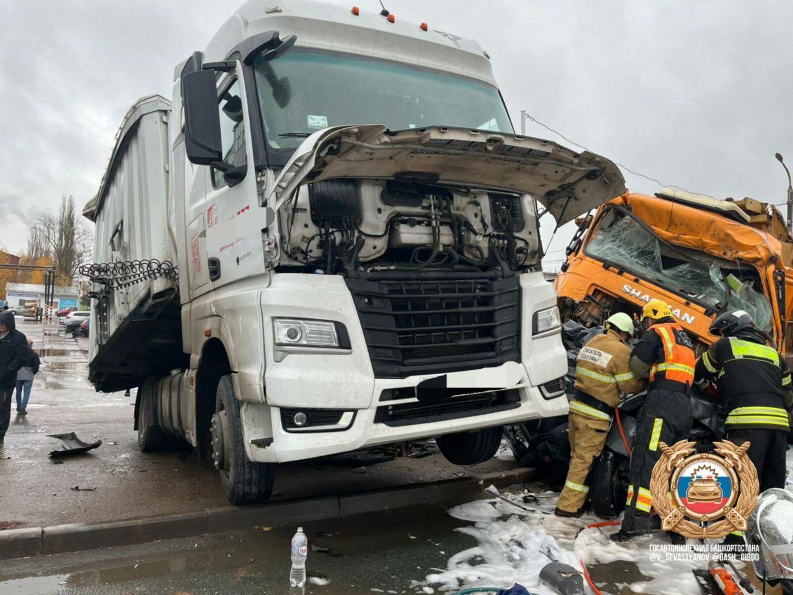 Ҡурҡыныс авария: йөк машинаһы 11 машинаны иҙгән, ике кеше һәләк булған