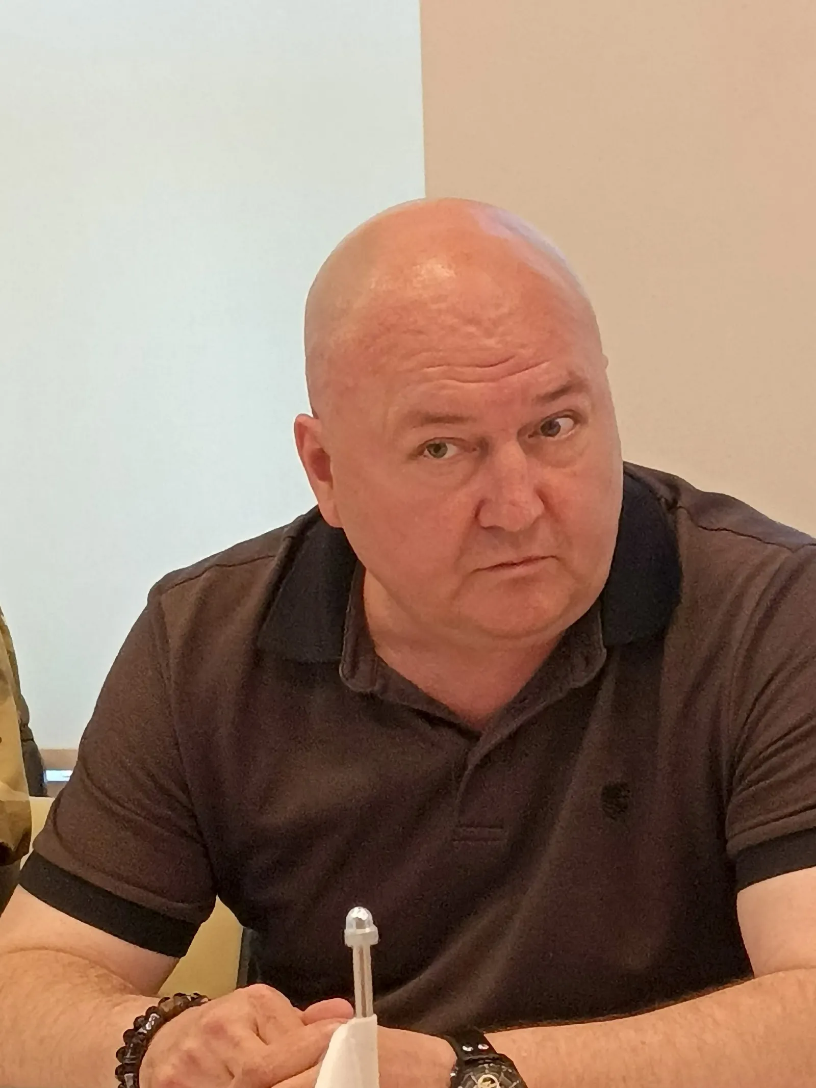 Үткер күҙ, аналитик фекерләү, етеҙ бармаҡтар кәрәк