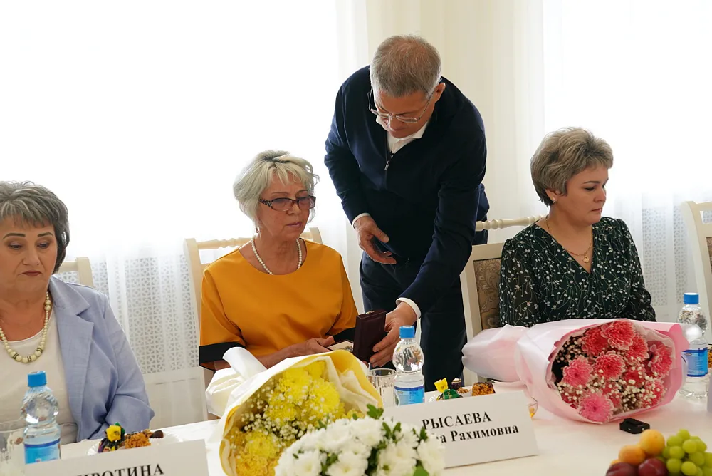 Радий Хәбиров һәләк булғандарҙың ғаиләләренә Генерал Шайморатов орденын тапшырҙы