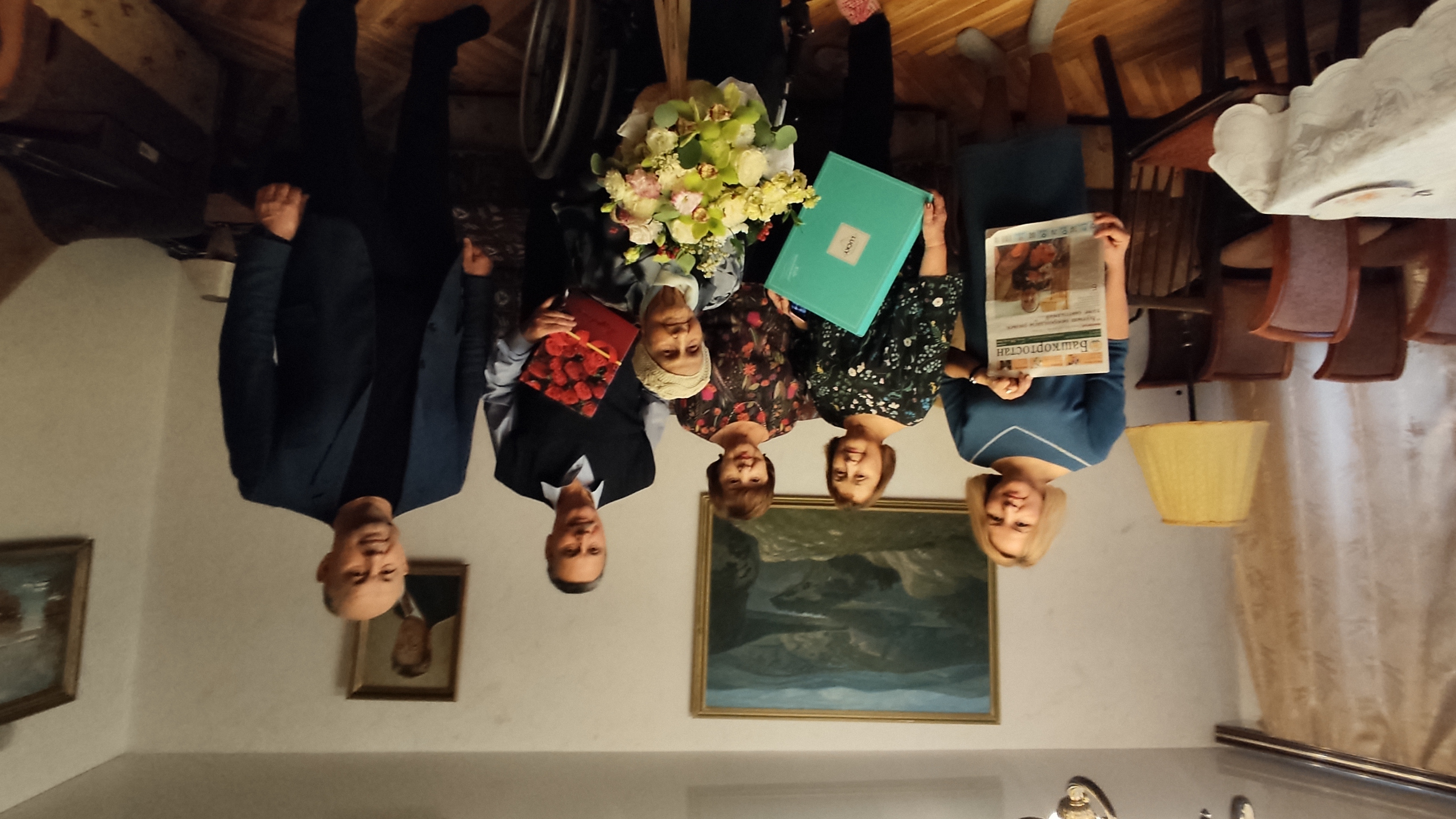 100 йәшлек хеҙмәткәребеҙҙе ҡотланыҡ