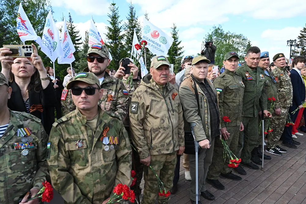 Радий Хәбиров Еңеү паркында Мәңгелек утҡа венок һалды