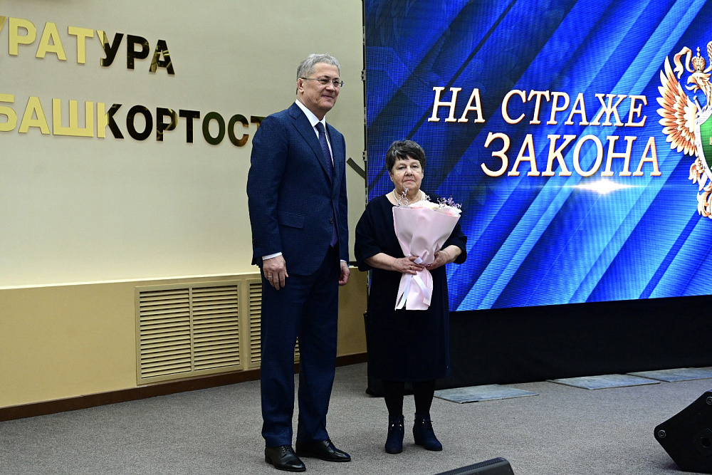 Радий Хәбиров прокуратура хеҙмәткәрҙәрен һөнәри байрамдары менән ҡотланы