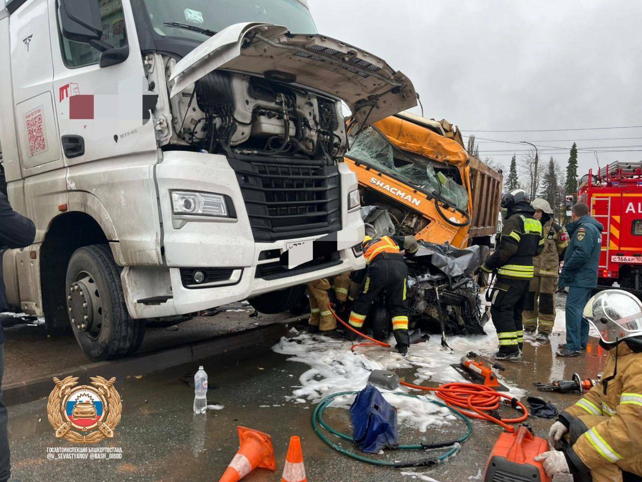 Ҡурҡыныс авария: йөк машинаһы 11 машинаны иҙгән, ике кеше һәләк булған