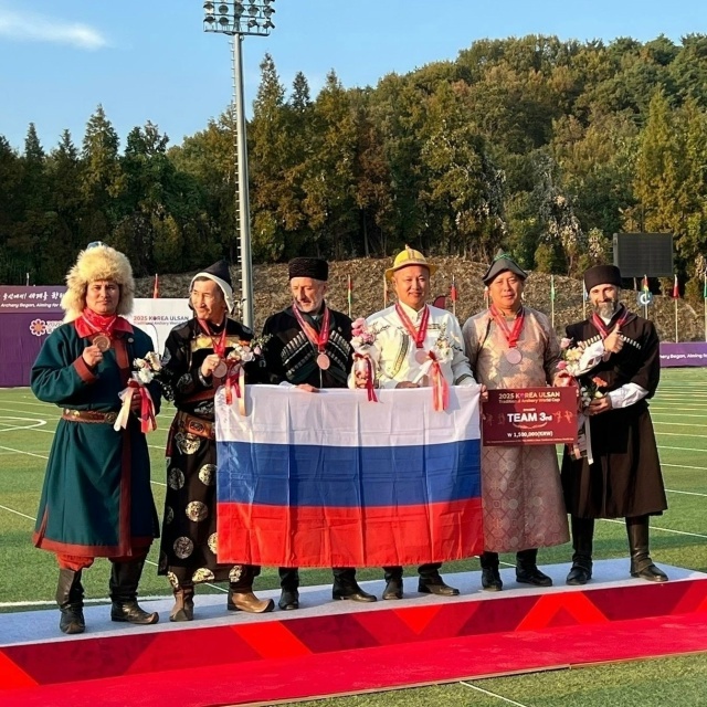 Алыҫ илдән миҙал алып ҡайтты