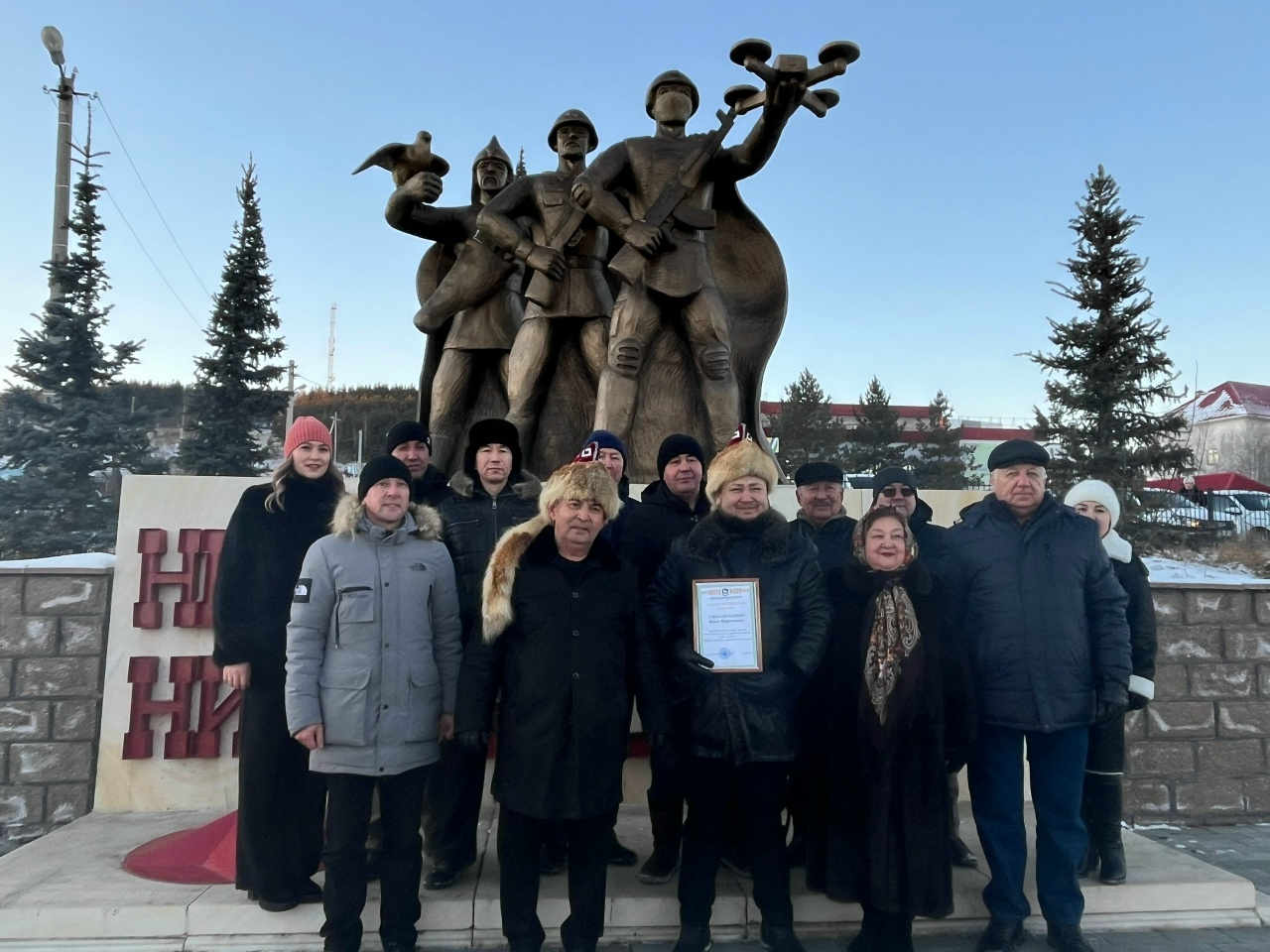 Асҡарҙа "Өс яугир"гә һәйкәл асылған