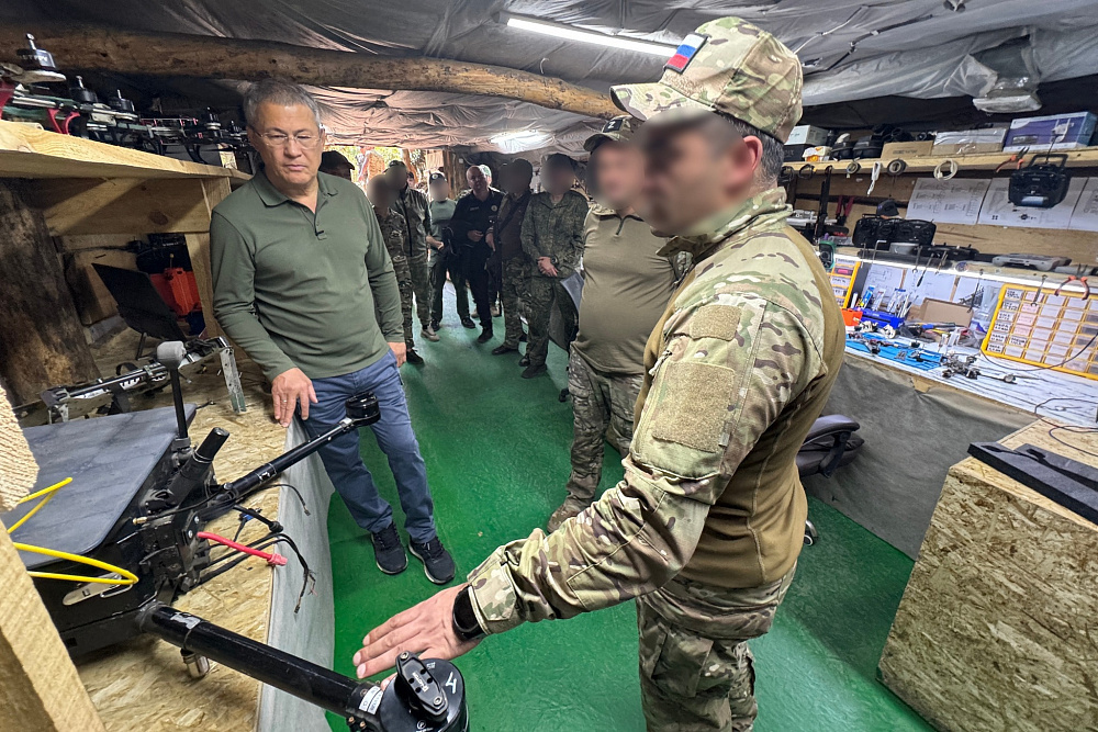 Радий Хәбиров Донбасста «Башҡортостан» полкы яугирҙәре менән осрашты