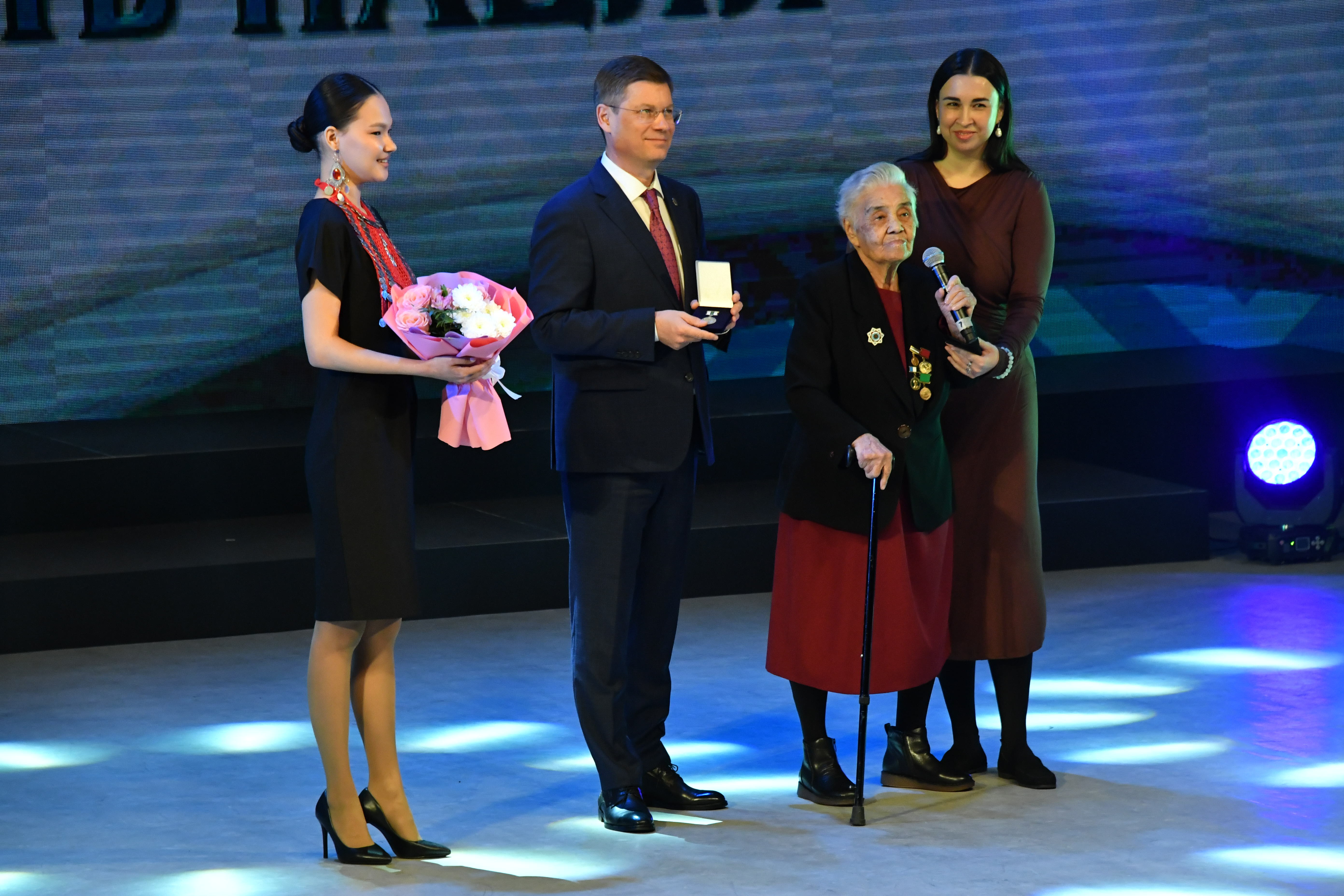 Иң әүҙем, уңған ҡатын-ҡыҙҙарҙы бүләкләнеләр