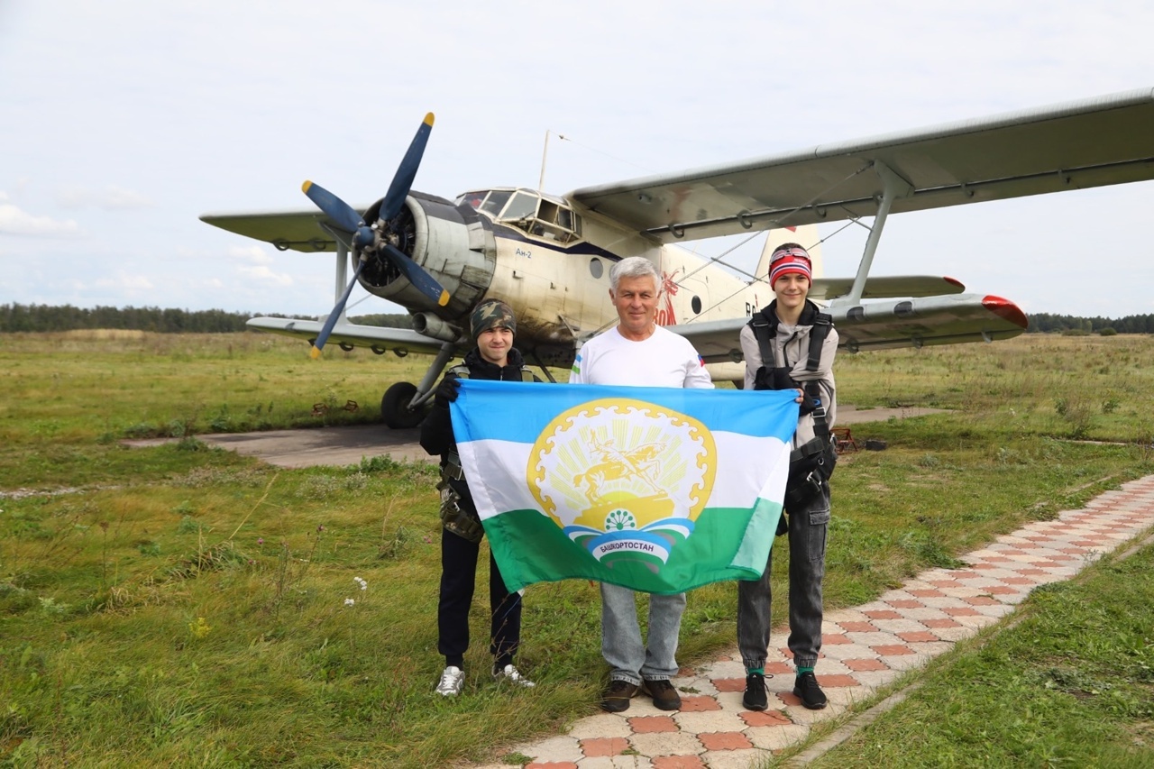 Малайҙар парашют менән һикерҙе