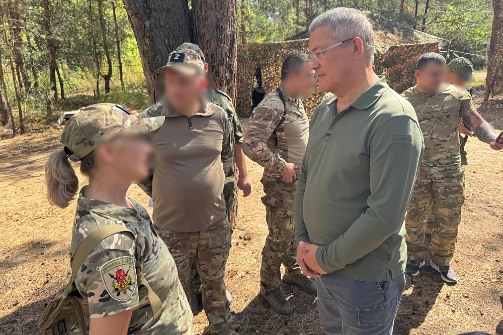 Радий Хәбиров Донбасста «Башҡортостан» полкы яугирҙәре менән осрашты