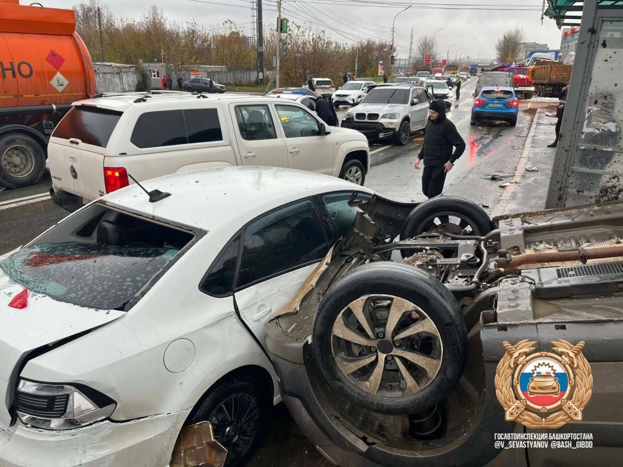 Ҡурҡыныс авария: йөк машинаһы 11 машинаны иҙгән, ике кеше һәләк булған