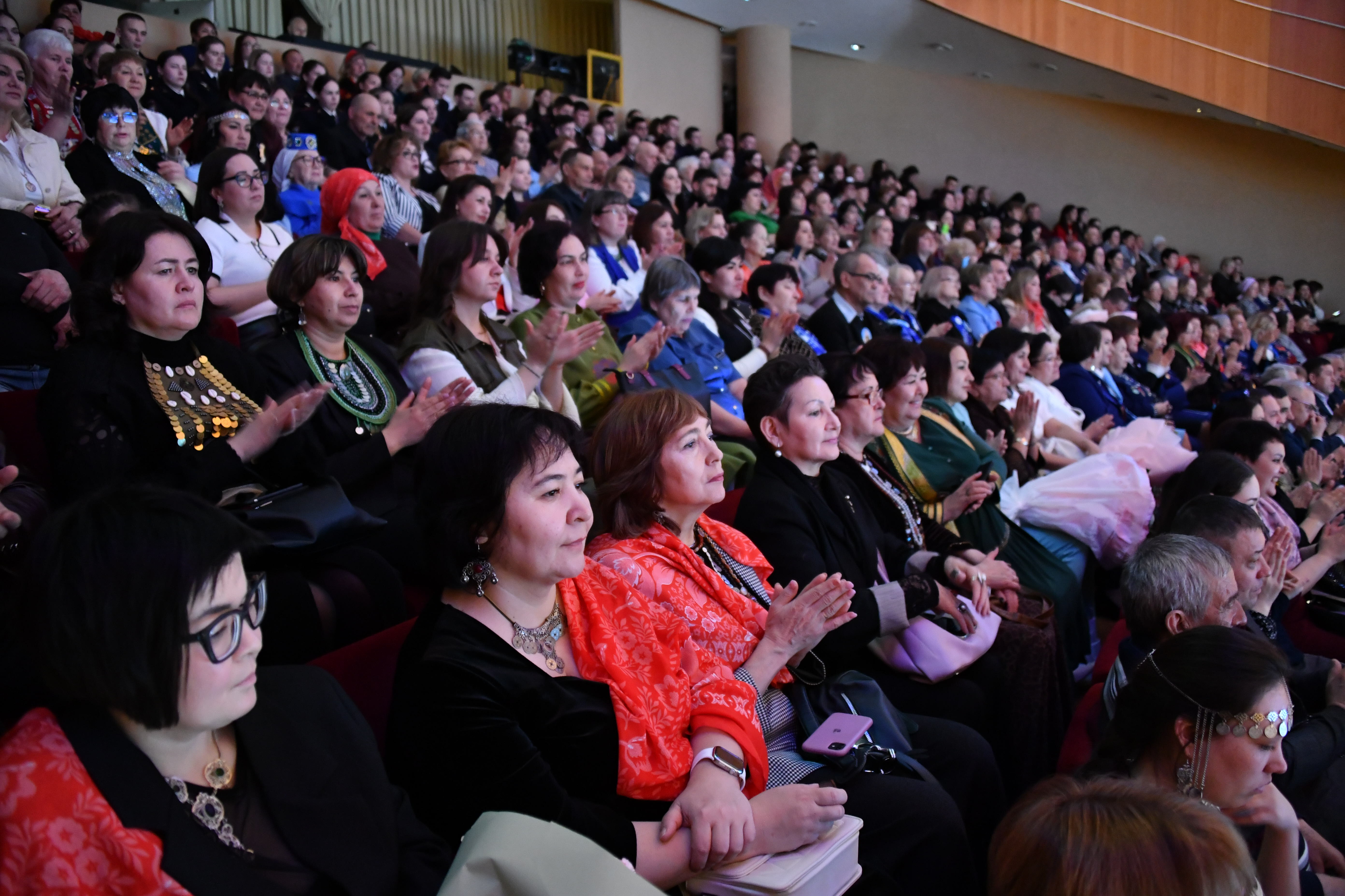 Иң әүҙем, уңған ҡатын-ҡыҙҙарҙы бүләкләнеләр