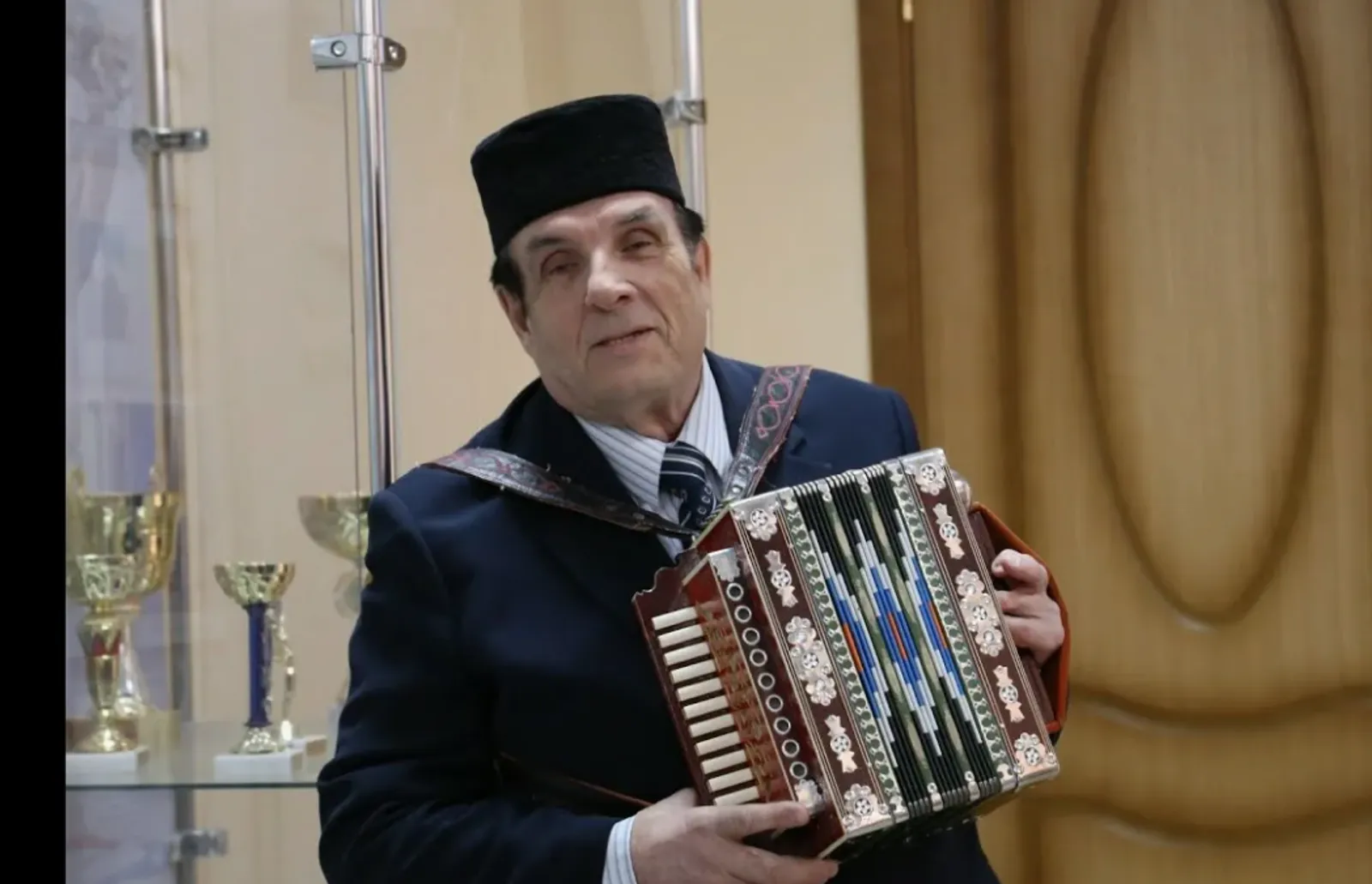 Фән Вәлиәхмәтов йәш сағында бармаҡтары булмауҙан оялған