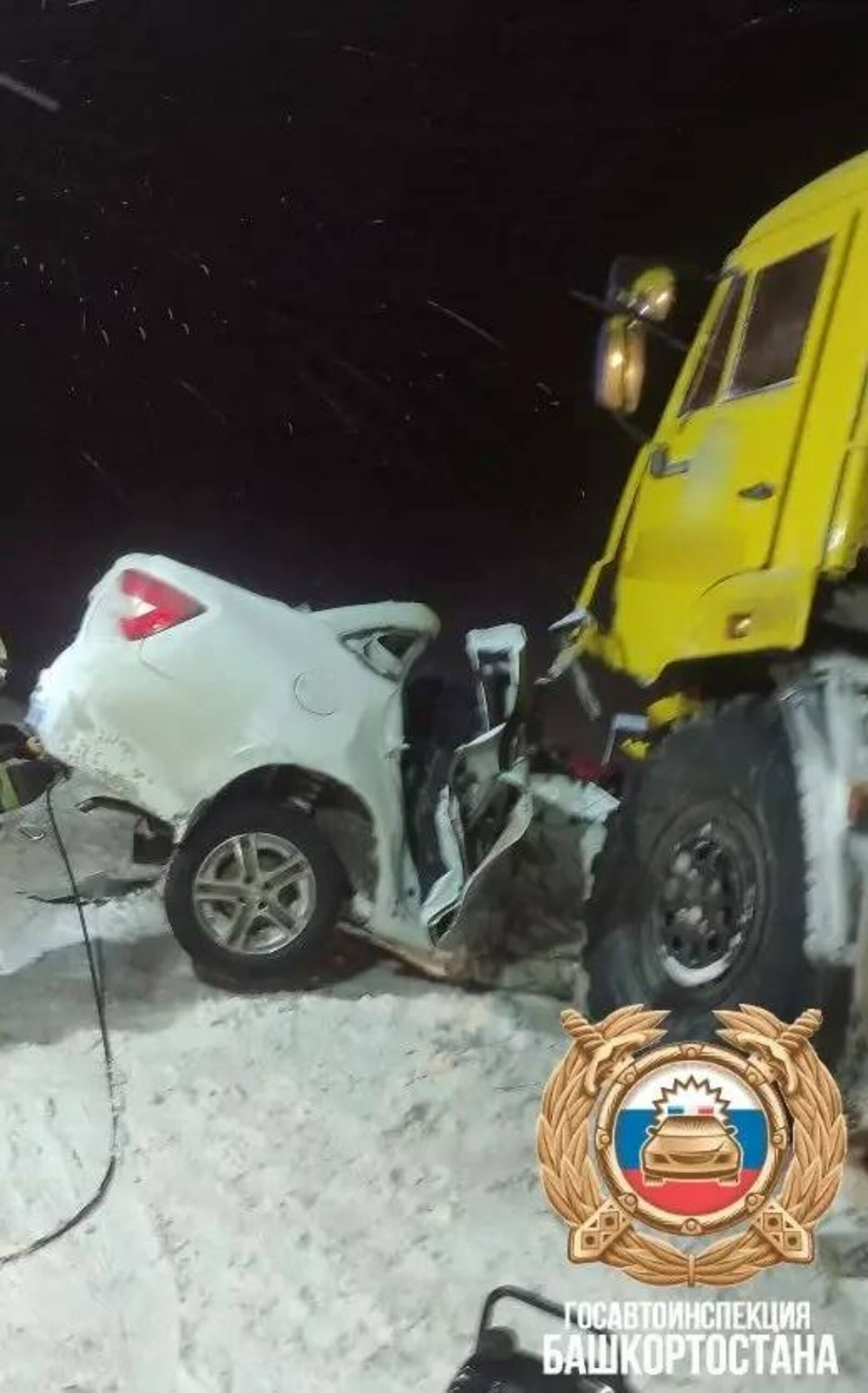 "КамАЗ" дүрт кеше ултырған автомобилде иҙгән...