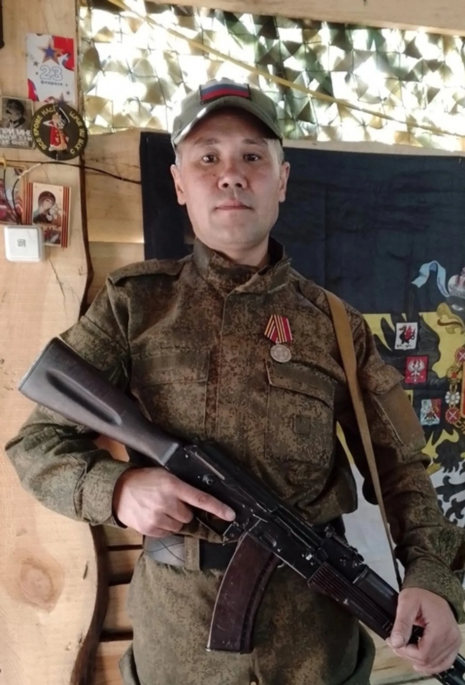"Илама, әсәй" тип йырлаған егеттең ордены әсәһенә тапшырылды