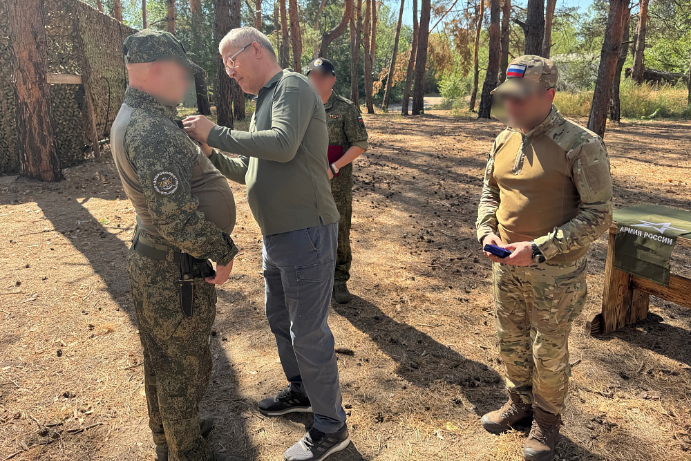Радий Хәбиров Донбасста «Башҡортостан» полкы яугирҙәре менән осрашты