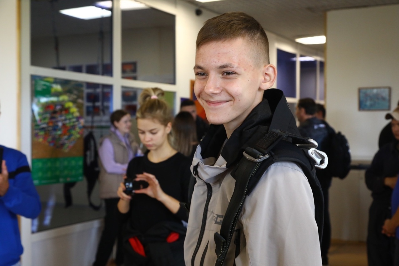 Малайҙар парашют менән һикерҙе